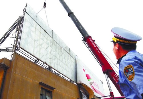 800平米违法广告被强拆